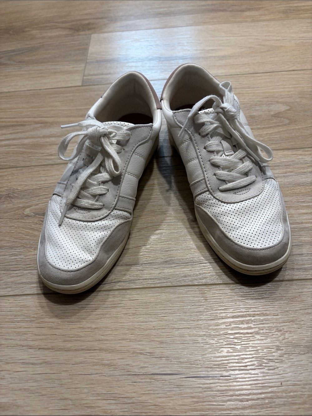 Women’s Casual Lace-Up Sneakers